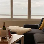 OSKAR luxe appartement op zeedijk met zeezicht